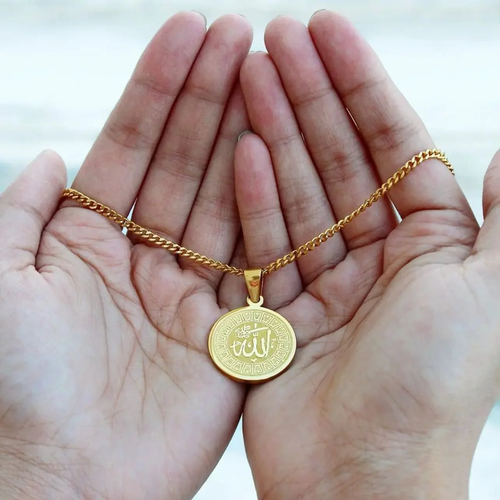 Collier pendentif Allah – Bijou de calligraphie islamique plaqué or 18 carats